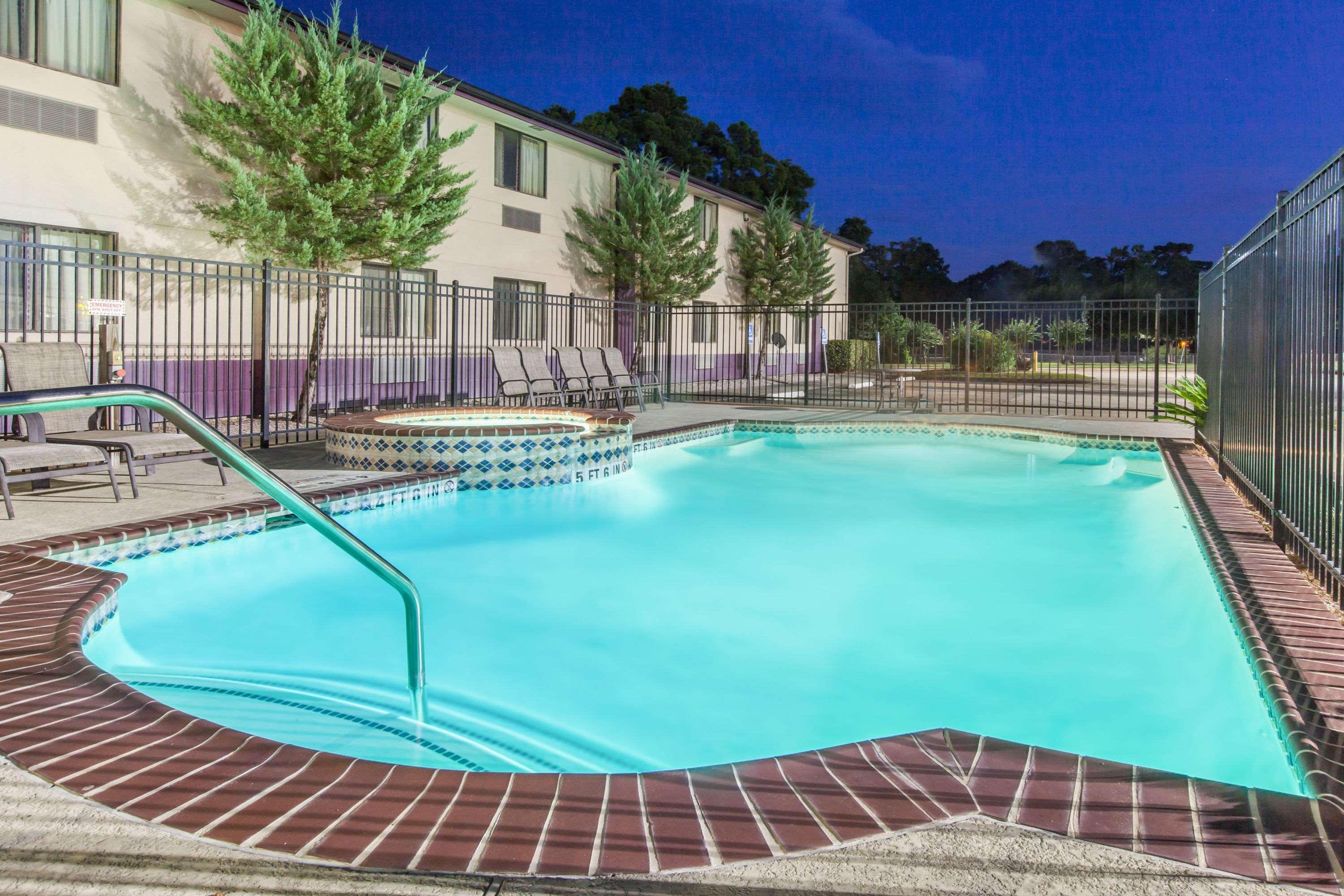 Super 8 By Wyndham Cleveland Tx Hotel Exterior foto