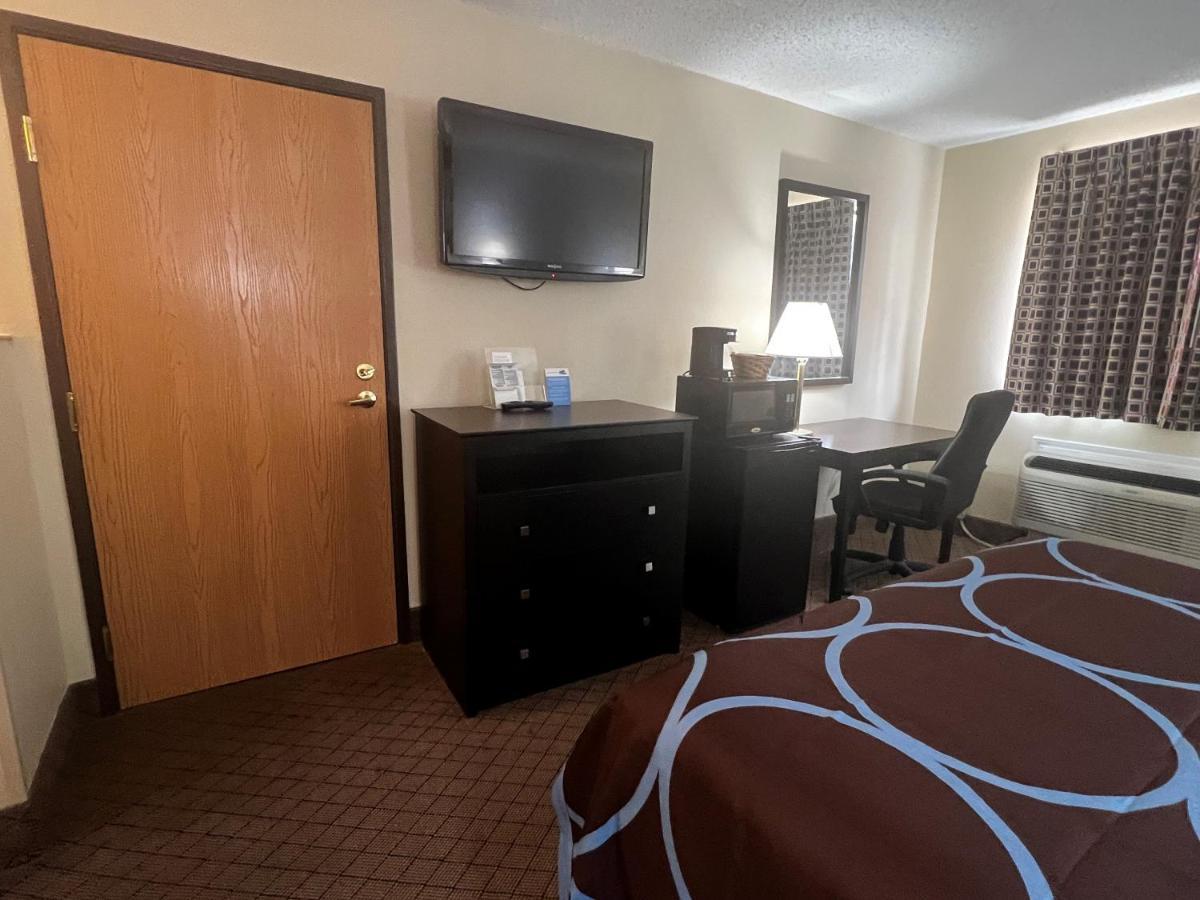 Super 8 By Wyndham Cleveland Tx Hotel Exterior foto